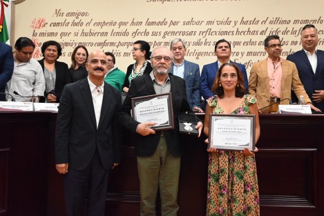 En la sala de Cabildo se hizo entrega del reconocimiento a Agentes Culturales con Trayectoria en Xalapa a la Mtra. Roberta del Prado Muñoz; también se entregó la Medalla al Mérito Artístico Juan Herrera Vázquez “Juanote” al Mtro. Carlos Converso