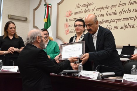 En la sala de Cabildo se hizo entrega del reconocimiento a Agentes Culturales con Trayectoria en Xalapa a la Mtra. Roberta del Prado Muñoz; también se entregó la Medalla al Mérito Artístico Juan Herrera Vázquez “Juanote” al Mtro. Carlos Converso