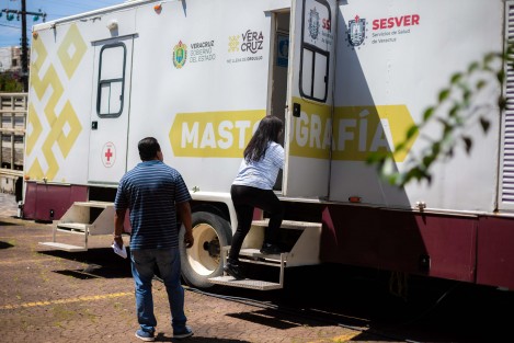 Como una medida preventiva para detectar a tiempo el cáncer de mama y proteger la salud de las mujeres, el Ayuntamiento, a través del Sistema Municipal para el Desarrollo Integral de la Familia (DIF), llevó a cabo la Cuarta Jornada de Mastografías Gratuitas. 