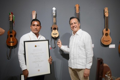 Por iniciativa del gobernador Cuitláhuac García Jiménez, las secretarías de Cultura y Desarrollo Económico y Portuario entregaron los premios Anual Artesanal y Veracruzano de Calidad para reconocer el talento, ingenio y creatividad de 33 mujeres y hombres, así como los procesos innovadores, responsabilidad social y compromiso de cuatro empresas y un centro de estudios. 