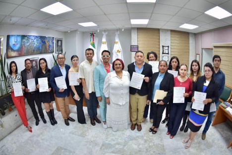 La aplicación de los conocimientos adquiridos en el curso-taller de Fiscalización de Obras y Acciones Públicas en Materia de Residuos permitirá a los servidores públicos de la Secretaría de Finanzas auditar con mayor certeza el correcto manejo de los residuos por parte de los municipios, aseguró la presidenta de la Mesa Directiva de la LXVI Legislatura, diputada Adriana Esther Martínez Sánchez, al entregar las constancias de capacitación a personal del Congreso local.