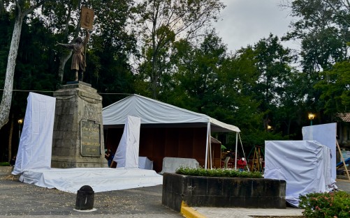 Preparativos en el parque Los Berros para la Guardias de Honor del Mes de la Patria.  