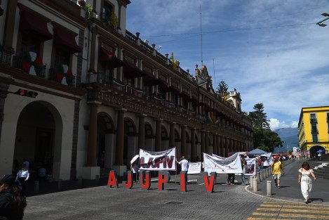 Integrantes de la AJUPIV bloquearon como cada jueves la calle Enríquez pues siguen sin recibir el pago del seguro institucional. Se estima que a mediodía se retiren. 
