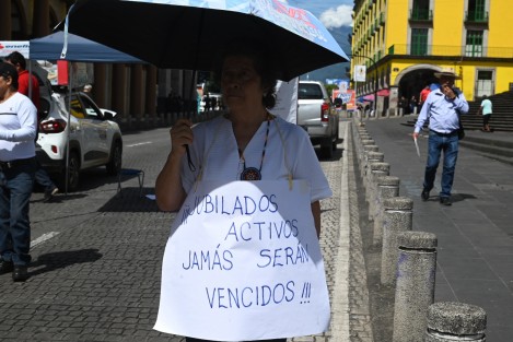 Integrantes de la AJUPIV bloquearon como cada jueves la calle Enríquez pues siguen sin recibir el pago del seguro institucional. Se estima que a mediodía se retiren. 