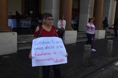 Integrantes de la AJUPIV bloquearon como cada jueves la calle Enríquez pues siguen sin recibir el pago del seguro institucional. Se estima que a mediodía se retiren. 