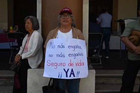 Integrantes de la AJUPIV bloquearon como cada jueves la calle Enríquez pues siguen sin recibir el pago del seguro institucional. Se estima que a mediodía se retiren. 