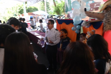 Dependencias gubernamentales participaron en el Festival de las Juventudes en el parque Juárez, donde se informó a estudiantes sobre sexualidad, funciones de Seguridad Pública, entre varios temas más. Imágenes: 