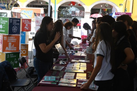 Dependencias gubernamentales participaron en el Festival de las Juventudes en el parque Juárez, donde se informó a estudiantes sobre sexualidad, funciones de Seguridad Pública, entre varios temas más. Imágenes: 