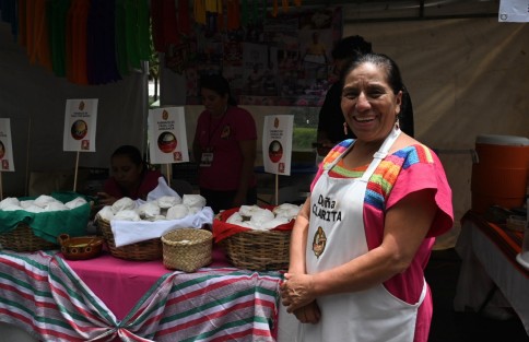 Este viernes dio inicio el Festival del Pambazo en el parque Juárez de la ciudad de Xalapa. Más de 110 expositores ofrecen mucha variedad de pambazos, estarán hasta el próximo domingo.