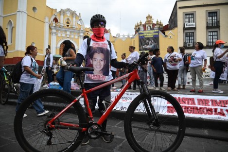 Con una rodada ciclista que inició en la calle principal de las trancas  y  que concluyó en la Plaza Lerdo, activistas se manifestaron este Día internacional de las víctimas  de Desaparición forzada. Nos estamos poniendo viejos y viejas y no los hemos encontrado, dijeron familiares de víctimas. 
