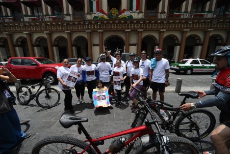 Con una rodada ciclista que inició en la calle principal de las trancas  y  que concluyó en la Plaza Lerdo, activistas se manifestaron este Día internacional de las víctimas  de Desaparición forzada. Nos estamos poniendo viejos y viejas y no los hemos encontrado, dijeron familiares de víctimas. 