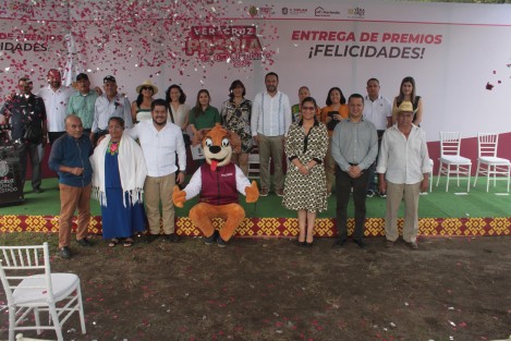  El titular de la Secretaría de Finanzas y Planeación(SEFIPLAN), José Luis Lima Franco, entregó a nombre del Gobernador Cuitláhuac García Jiménez, los vehículos y computadoras a las y los ganadores del sorteo Veracruz premia tu cumplimiento 2024.
