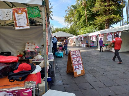 Desde temprana hora expositores iniciaron actividades del segundo día de la Feria del Pambazo, en el parque Juárez de Xalapa.
