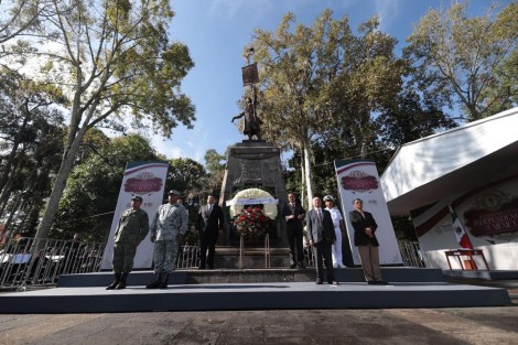 Este domingo iniciaron los festejos por el 214 aniversario del inicio de la Independencia de México, con la Guardia de Honor en el monumento al Padre de la Patria,  a cargo de la Secretaría de Gobierno. 
