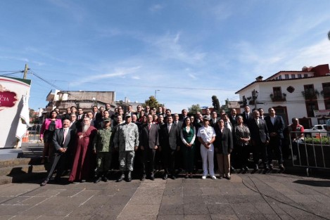 Este domingo iniciaron los festejos por el 214 aniversario del inicio de la Independencia de México, con la Guardia de Honor en el monumento al Padre de la Patria,  a cargo de la Secretaría de Gobierno. 