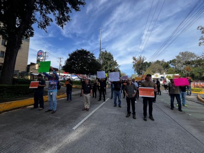 Trabajadores de RTV se manifestaron sobre la avenida Ruiz Cortines con pancartas. Exigen justicia para su compañero Abraham, quien falleció a causa de un accidente por las malas condiciones en que se encuentran las instalaciones donde laboran.