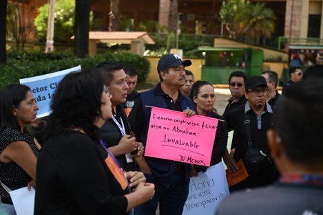 Trabajadores de RTV se manifestaron sobre la avenida Ruiz Cortines con pancartas. Exigen justicia para su compañero Abraham, quien falleció a causa de un accidente por las malas condiciones en que se encuentran las instalaciones donde laboran.