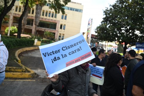 Trabajadores de RTV se manifestaron sobre la avenida Ruiz Cortines con pancartas. Exigen justicia para su compañero Abraham, quien falleció a causa de un accidente por las malas condiciones en que se encuentran las instalaciones donde laboran.