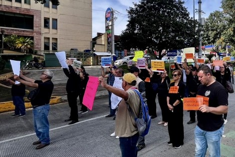 Entre las demandas del personal de RTV está la renuncia inmediata del director general y del subdirector administrativo de RTV por su inacción y negligencia en garantizar la seguridad de los trabajadores. 
