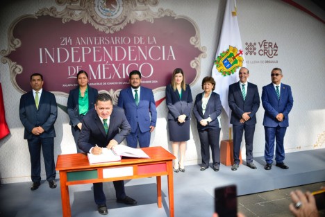 Trabajadores de SEFIPLAN  rindieron honores al Padre de la Patria, Miguel Hidalgo, en su monumento en el parque Los Berros. Los representantes de los medios que iban preparados con sus cuestionamientos al titular, se quedaron esta vez con su tarea hecha ante su ausencia. 