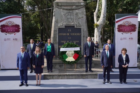 Trabajadores de SEFIPLAN  rindieron honores al Padre de la Patria, Miguel Hidalgo, en su monumento en el parque Los Berros. Los representantes de los medios que iban preparados con sus cuestionamientos al titular, se quedaron esta vez con su tarea hecha ante su ausencia. 