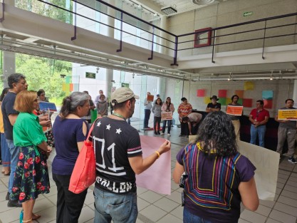 Empleados de RTV trabajan bajo protesta ante el temor de represalias por parte de sus jefes, de 11 de la mañana a 1 de tarde se plantaron en lobby de sus oficinas para seguir dando a conocer las irregularidades que ahí se cometen. 