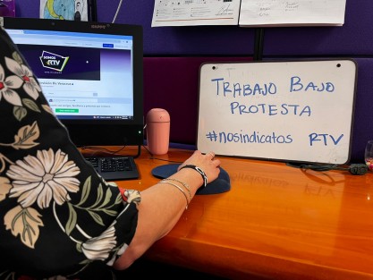 Empleados de RTV trabajan bajo protesta ante el temor de represalias por parte de sus jefes, de 11 de la mañana a 1 de tarde se plantaron en lobby de sus oficinas para seguir dando a conocer las irregularidades que ahí se cometen. 