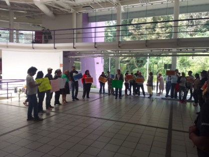 Empleados de RTV trabajan bajo protesta ante el temor de represalias por parte de sus jefes, de 11 de la mañana a 1 de tarde se plantaron en lobby de sus oficinas para seguir dando a conocer las irregularidades que ahí se cometen. 