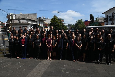 La jefa de la oficina del Programa de Gobierno, Waltraud Martínez Olvera, acompañada de colaboradores, rindió guardia de honor ante el monumento de Miguel Hidalgo y Costilla. 