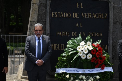 El rector de la UV, Martin Aguilar Sánchez, en compañía de empleados hizo guardia de honor ante el monumento de Miguel a Hidalgo. 