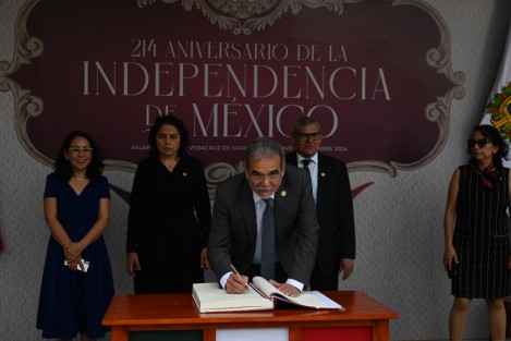El rector de la UV, Martin Aguilar Sánchez, en compañía de empleados hizo guardia de honor ante el monumento de Miguel a Hidalgo. 