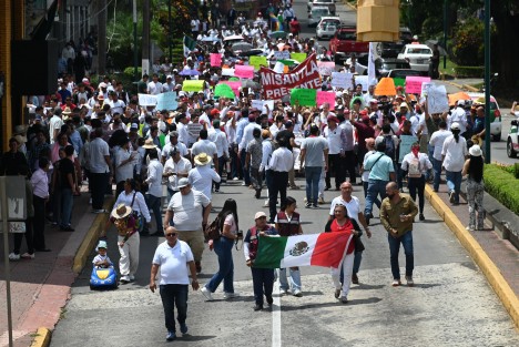 Jóvenes, diputados electos, diputados locales,  alcaldes, integrantes de la organización Unidos Todos y simpatizantes de la 4T marcharon en Xalapa a favor de la Reforma Judicial, al grito de Poder Judicial por voto popular. 