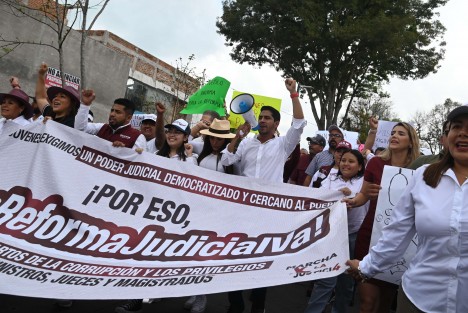 Jóvenes, diputados electos, diputados locales,  alcaldes, integrantes de la organización Unidos Todos y simpatizantes de la 4T marcharon en Xalapa a favor de la Reforma Judicial, al grito de Poder Judicial por voto popular. 