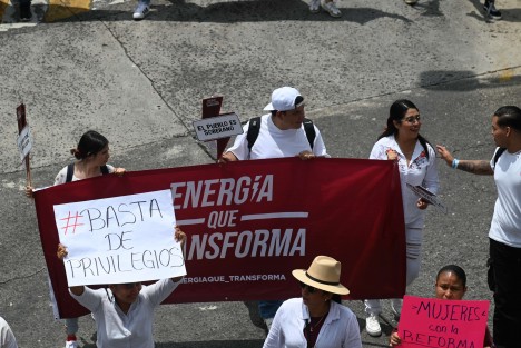 Jóvenes, diputados electos, diputados locales,  alcaldes, integrantes de la organización Unidos Todos y simpatizantes de la 4T marcharon en Xalapa a favor de la Reforma Judicial, al grito de Poder Judicial por voto popular. 