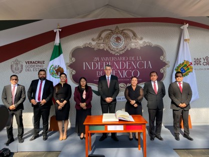 El titular de la Secretaría de Educación de Veracruz, Víctor Vargas, encabezó la guardia de honor de la dependencia ante el monumento de Miguel Hidalgo.
