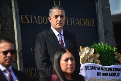 El titular de la Secretaría de Educación de Veracruz, Víctor Vargas, encabezó la guardia de honor de la dependencia ante el monumento de Miguel Hidalgo.