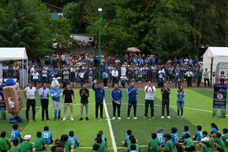 Cientos de aficionados al equipo Cruz Azul se dieron cita desde muy temprano en las nuevas canchas del parque Molino de San Roque para una clínica deportiva, a la que asistieron jugadores de ese equipo y el gobernador de Veracruz Cuitláhuac García Jiménez. 