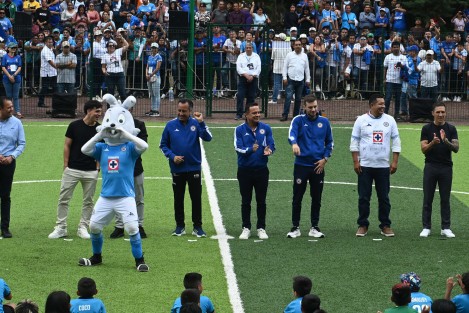  El recién rehabilitado parque Molino de San Roque fue el escenario para la convivencia entre directivos y jugadores del Cruz Azul con 172 niñas y niños de las escuelas Cruz Azul Xalapa, Black Sharks FC, Águilas, Gorilas y Sport Champion Futbol, donde los pequeños disfrutaron una plática motivacional, firma de autógrafos y la foto junto a sus ídolos.