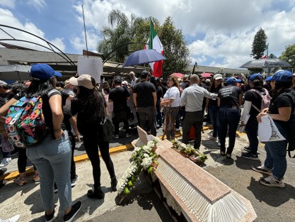 Aspectos de la  protesta afuera de Palacio Legislativo por empleados Tribunal. 