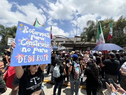 Aspectos de la  protesta afuera de Palacio Legislativo por empleados Tribunal. 