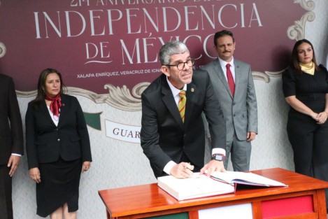 El titular de SEDECOP, Enrique Nachón García, acompañado de sus colaboradores, rindió honores ante el monumento a Miguel Hidalgo y Costilla, en Los Berros. 