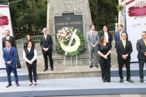 El titular de SEDECOP, Enrique Nachón García, acompañado de sus colaboradores, rindió honores ante el monumento a Miguel Hidalgo y Costilla, en Los Berros. 