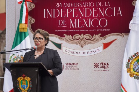 El Órgano de Fiscalización Superior, encabezado por Delia González Cobos, rindió guardia de honor ante el monumento de Miguel Hidalgo.
