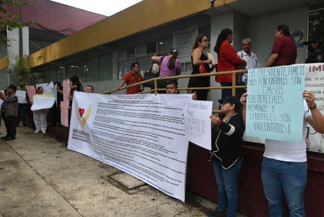 Trabajadores sindicalizados del ISSSTE se manifestaron y posteriormente bloquearon la circulación de la avenida Xalapa, frente a oficinas de su Delegación. Denuncian que no les están respetando sus derechos laborales.

