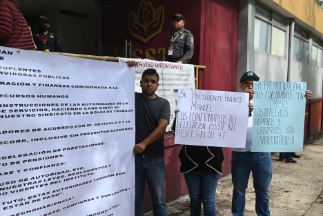 Trabajadores sindicalizados del ISSSTE se manifestaron y posteriormente bloquearon la circulación de la avenida Xalapa, frente a oficinas de su Delegación. Denuncian que no les están respetando sus derechos laborales.

