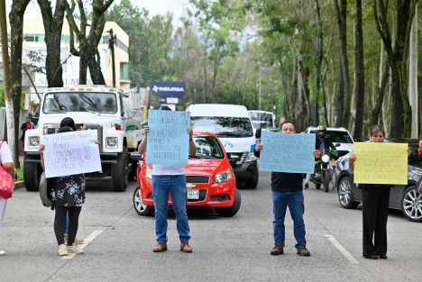 Trabajadores sindicalizados del ISSSTE se manifestaron y posteriormente bloquearon la circulación de la avenida Xalapa, frente a oficinas de su Delegación. Denuncian que no les están respetando sus derechos laborales.

