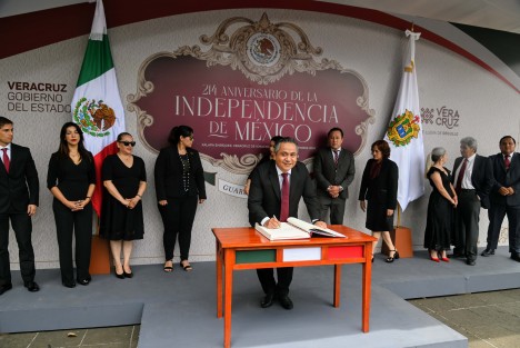 Guardia al Padre de la Patria por parte de personal del Instituto Veracruzano de la Vivienda (INVIVIENDA). 