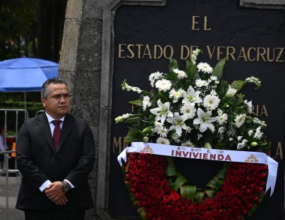 Guardia al Padre de la Patria por parte de personal del Instituto Veracruzano de la Vivienda (INVIVIENDA). 