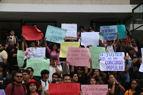 Estudiantes de la Facultad de Derecho  de la Universidad Veracruzana se manifestaron frente a su plantel en contra de la Reforma Judicial. Anunciaron movilización para este viernes en Plaza Lerdo.