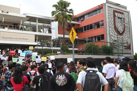 Estudiantes de la Facultad de Derecho  de la Universidad Veracruzana se manifestaron frente a su plantel en contra de la Reforma Judicial. Anunciaron movilización para este viernes en Plaza Lerdo.